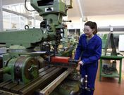 Cristina tornea una pieza en el taller del instituto donde pasa 12 horas semanales. 