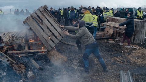Manifestaci�n de ganaderos y agricultores con tractores en la autov�a A-52 en A Limia.