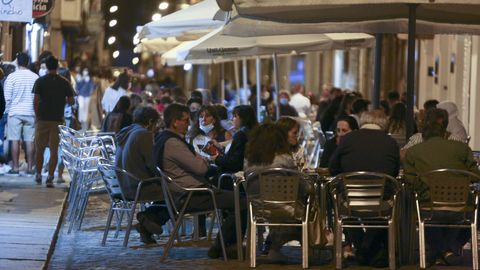Terrazas llenas en el centro de Ferrol, esta primavera