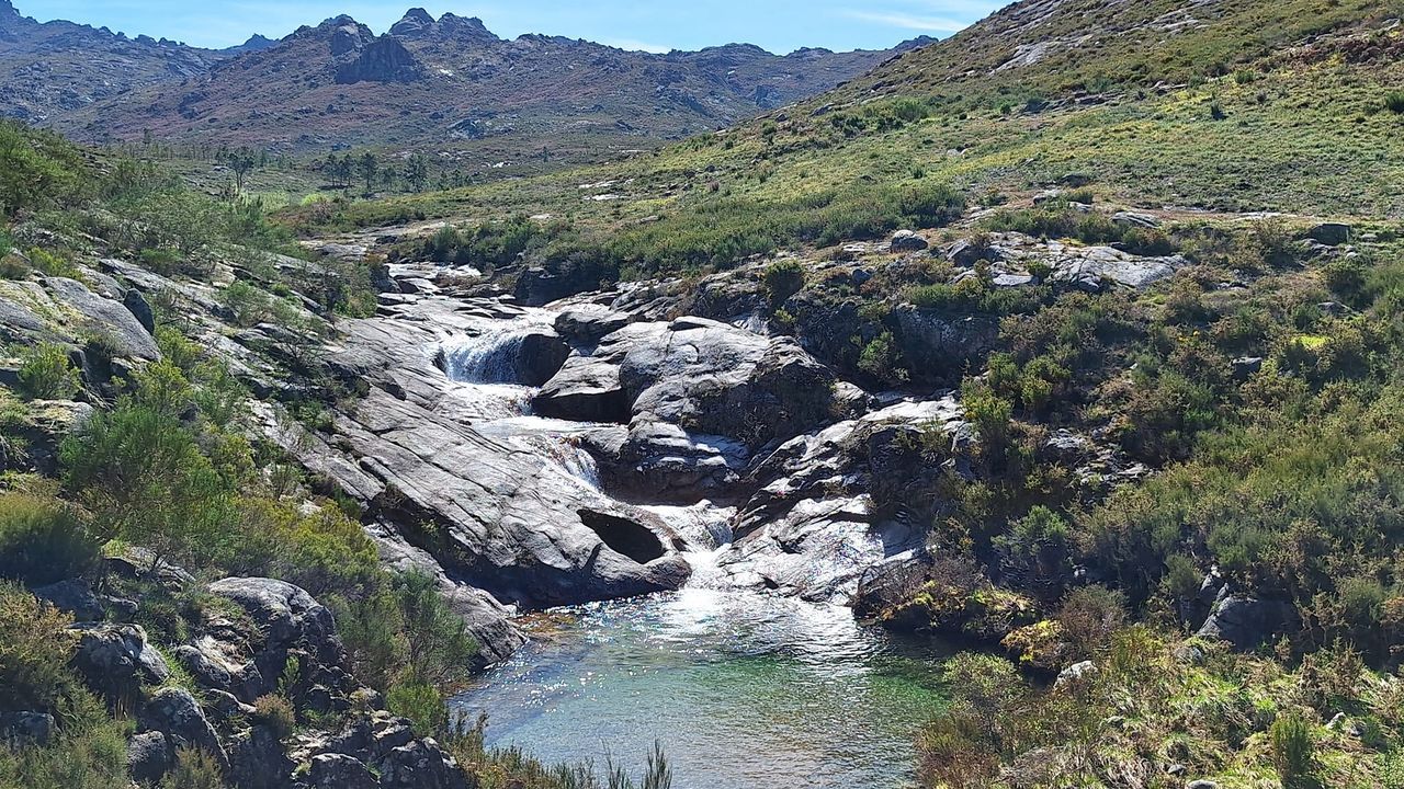 El sendero de las Olas do Río Mao, en Lobios, uno de los tres finalistas para un premio nacional
