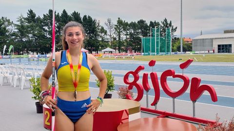 Lara Iglesias, con su medalla de subcampeona de Espaa.