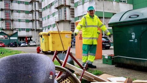 Ram�n Ramos, trabajador de Urbaser en Caranza, ante el vertedero que se ha formado en el parque de personajes ilustres.
