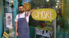 Efr�n del R�o, en la puerta del Rumore Lounge Pub, de los primeros locales �LGTBQ+ friendly� en Pontevedra