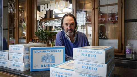 Jorge, con algunas de las bicas Rubio que se venden en el bar de Castro Caldelas