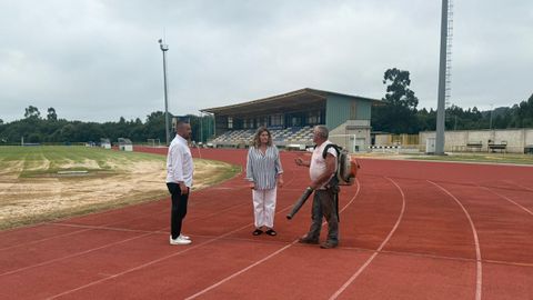 Marin Ferreiro e Ibn Santalla con un operario en las pistas de Ro Seco.