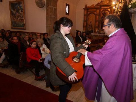 Arriba, Marcelino Sánchez; abajo, Carmen presenta la misa.
