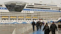 Vista del crucero de Aida atracado el domingo en Ferrol