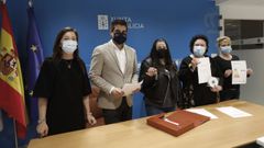 M�nica Fern�ndez, en el centro, recibi� las llaves de su piso en Covadonga.