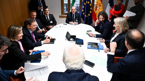 El ministro espaol, Luis Planas, y la secretaria general de Pesca, Isabel Artime, en una reunin con sus homlogos franceses durante el Consejo de Ministrosen Bruselas