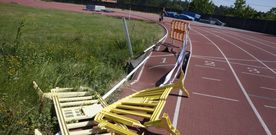 El hundimiento del suelo provoc� m�s de un socav�n a lo largo de la pista de atletismo; el muro perimetral tambi�n est� en mal estado . 