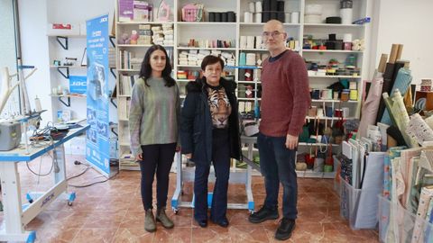 candida.Cndida con los responsables de Seoane Textil, firma abierta en 1994 en Arteixo, y dedicada a la mercera y maquinaria del sector textil