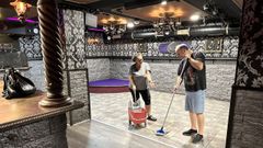 Azucena y �ngel, acondicionando el local antes de su apertura al p�blico. 