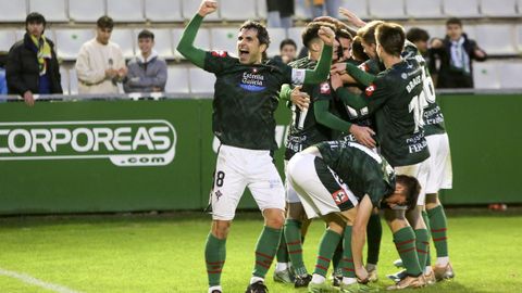 Álex López celebra con la afición un tanto en A Malata esta temporada.