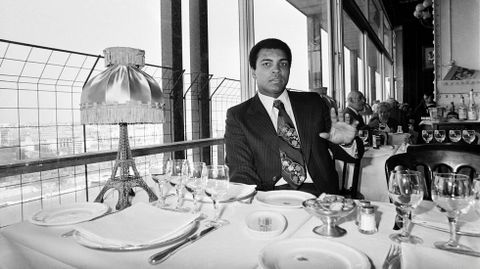 En 1976, en el restaurante de la Torre Eiffel.