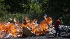 Un funcionario de la Repblica Dominicana incinerando paquetes de drogas la pasada semana.