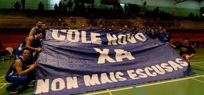 Los jugadores del Santo Domingo y el Rosal�a de Santiago portaron la pancarta reivindicativa del colegio.