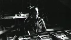 O msico e filsofo ferroln Pablo Seoane, ao piano, retratado nun ensaio