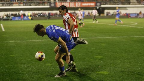 David Mu�oz enfrent�ndose a Dani Vivian por la posesi�n del bal�n