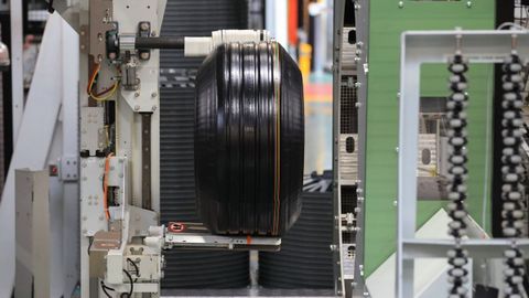 Imagen de una de las plantas de Goodyear fabricando neum&aacute;ticos.