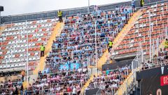 Aficionados del Celta presentes en Mestalla para el primer partido de liga del equipo vigu�s.