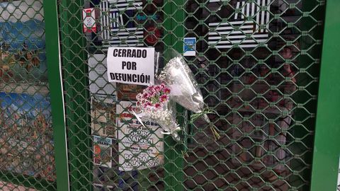 Puerta de entrada de la Librer�a Conde de Celanova, cerrada por la defunci�n de su fundador, Luis Conde.