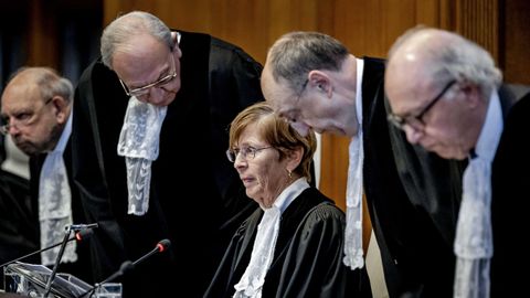 Joan E. Donoghue, junto a otros jueces de la Corte Internacional de Justicia, el viernes en La Haya.