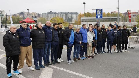 Los miembros del Club de Rugby Ourense, encargados de controlar la salida de los atletas en la carrera.