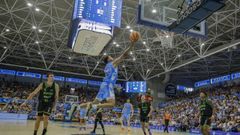 Rasir Bolton entrando a canasta en el partido ante el Asisa Joventut