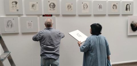 Montaje de la exposici�n �500 mulleres na arte�, en el Museo Provincial de Lugo.