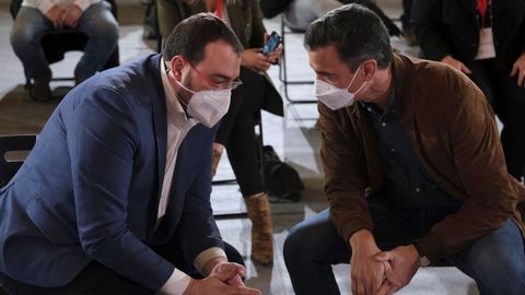 El secretario general del PSOE y presidente del Gobierno, Pedro S�nchez (d), charla con el presidente del Principado de Asturias y secretario general de la FSA-PSOE, Adri�n Barb�n
