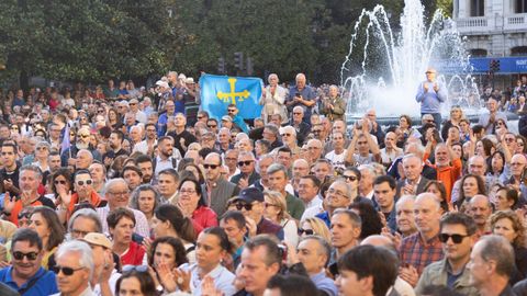 Varias personas con la bandera de Asturias, durante la manifestaci�n en contra del peaje del Huerna, a 17 de octubre de 2025, en Oviedo, Principado de Asturias
