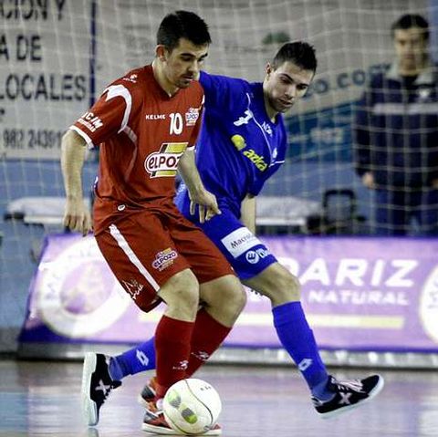 Cuco, tras Yepes en el partido de Liga en el Municipal.