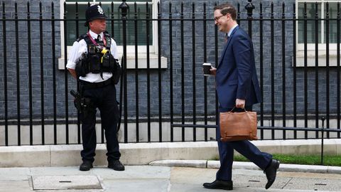 El secretario jefe de Keir Starmer, Darren Jones, llegando a Downing Street