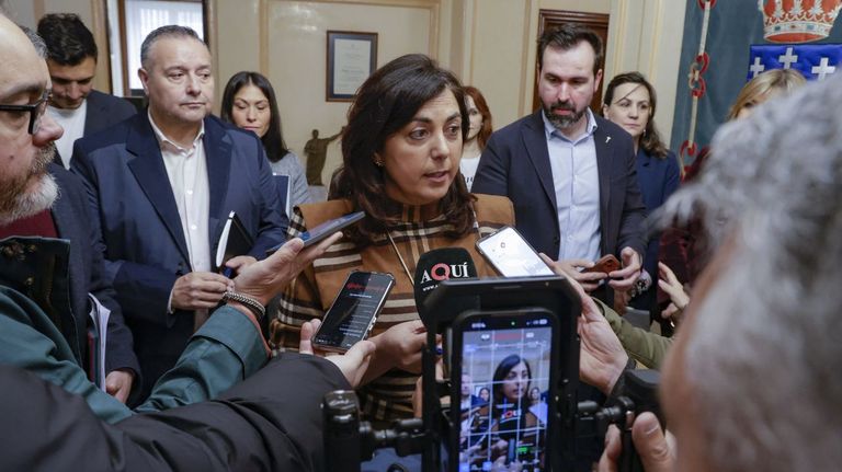 La alcaldesa de Lugo, Elena Candia, con ediles del PP y Mar�a Reigosa, a la derecha de la imagen.