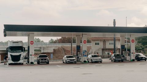 Veh�culos repostando en una gasolinera ourensana esta semana.