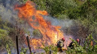 Los bomberos forestales intentan contener el fuego del incendio de A Pobra do Brolln y Quiroga junto a las vias de Vilach de Salvadur