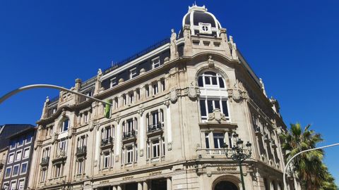 El inmueble del arquitecto G�mez Rom�n en la R�a Col�n de Vigo, que cumpli� su centenario en 2022, vuelve a lucir en todo su esplendor.