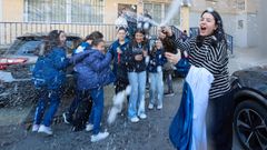 Agraciados con el primer premio (72480) celebran su suerte en el Centro Deportivo Municipal San Blas, de Madrid