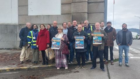 El comit de empresa de Navantia y el Foro Cidadn polo Ferrocarril, este jueves en la puerta del astillero.