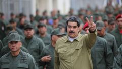 Nicol�s Maduro, rodeado de militares, en una base de Caracas
