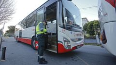 Inspecci�n a un autob�s durante una campa�a de vigilancia del transporte escolar