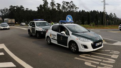 En imagen de archivo, patrullas de la Guardia Civil en una carretera mariana