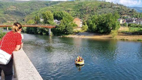 La barca vuelve a cruzar el Sil hasta Viloira