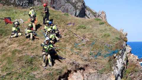 Los bomberos del SPEIS de Nar�n, en la formaci�n de rescate vertical por los acantilados de Pena Lopesa