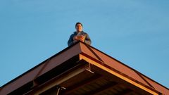 Moncho lvarez mostra unha das sas roscas no miradoiro da Cividade