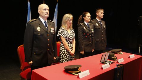 La inspectora jefa, Begoa Canzos Pieiro, y la alcaldesa, Mara Loureiro, presidieron el acto en el Teatro Pastor Daz