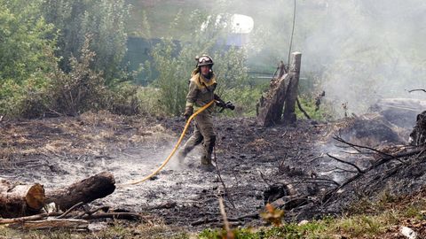 Dos brigadas apagaron el incendio forestal que se declar� en Vilagarc�a