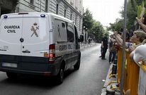 Un grupo de ciudadanos insultan a B�rcenas al ser trasladado a la c�rcel de Soto del Real.