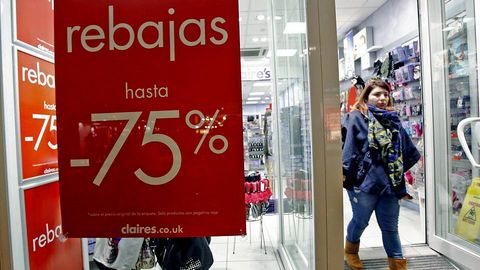 Primera jornada de rebajas tras la resaca navide�a.