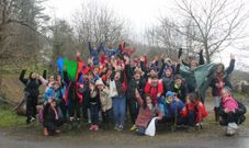 Un par de chubascos sorprendieron a los alumnos en el bosque. 